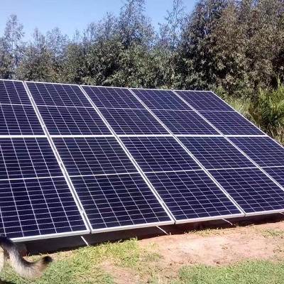 Hybrydowy układ słoneczny o mocy 30 kW dla farmy w Urugwaju kompatybilny z generatorem;
